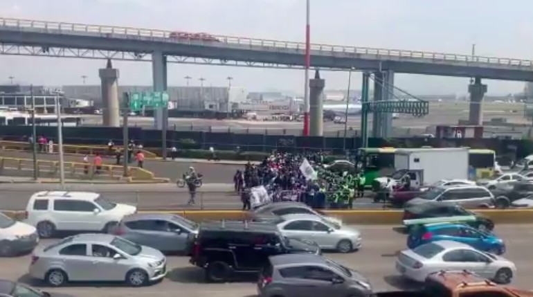 Bloquean otra vez policías federales Periférico Sur