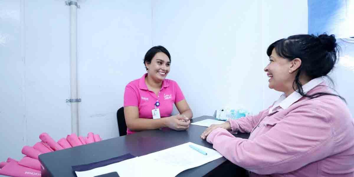 Realizan feria de salud para prevenir el cáncer de mama