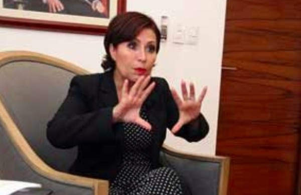 Arriba Rosario Robles al Reclusorio Sur para reponer audiencia