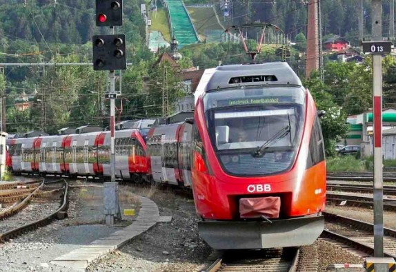 Obligan a pasajeros a saltar de tren en movimiento por no tener boleto