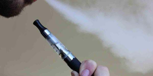 Avanza iniciativa para prohibir cigarros electrónicos en espacios públicos