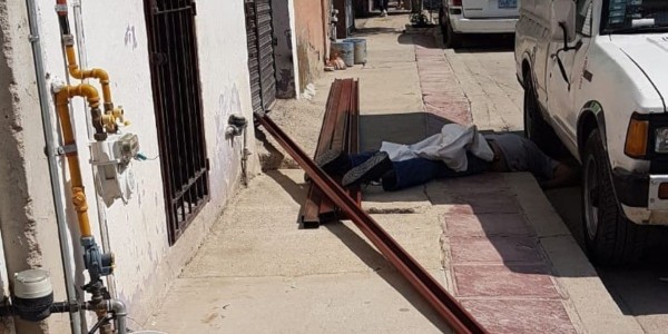 Muere hombre al recibir descarga eléctrica y caer de azotea