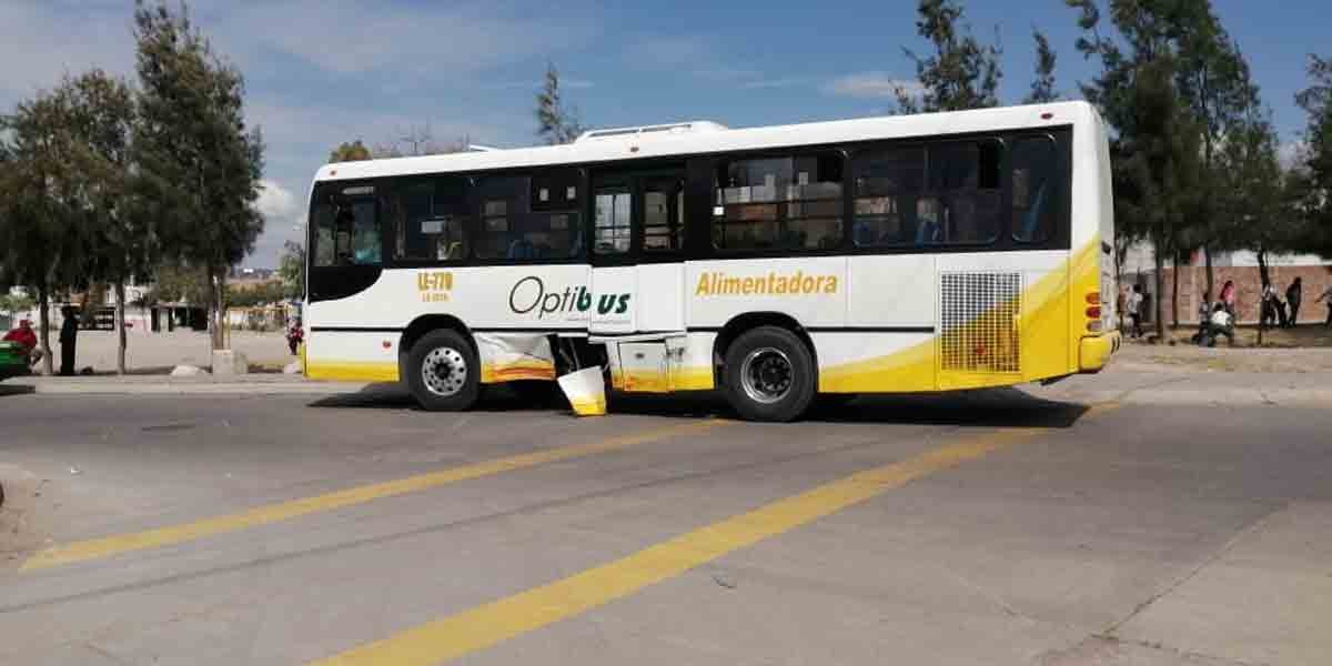 Impacta automóvil contra camión urbano