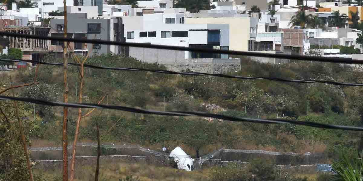 Deja la camioneta en neutral y cae a barranco