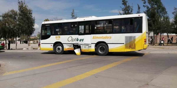 Impacta automóvil contra camión urbano