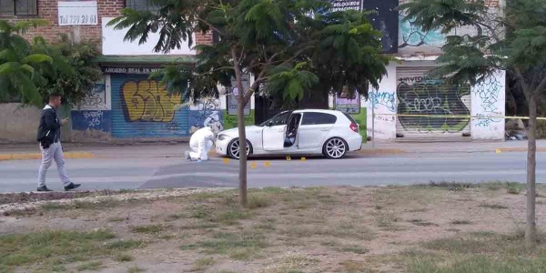 Muere en un BMW: le dispararon en Arboledas del Refugio