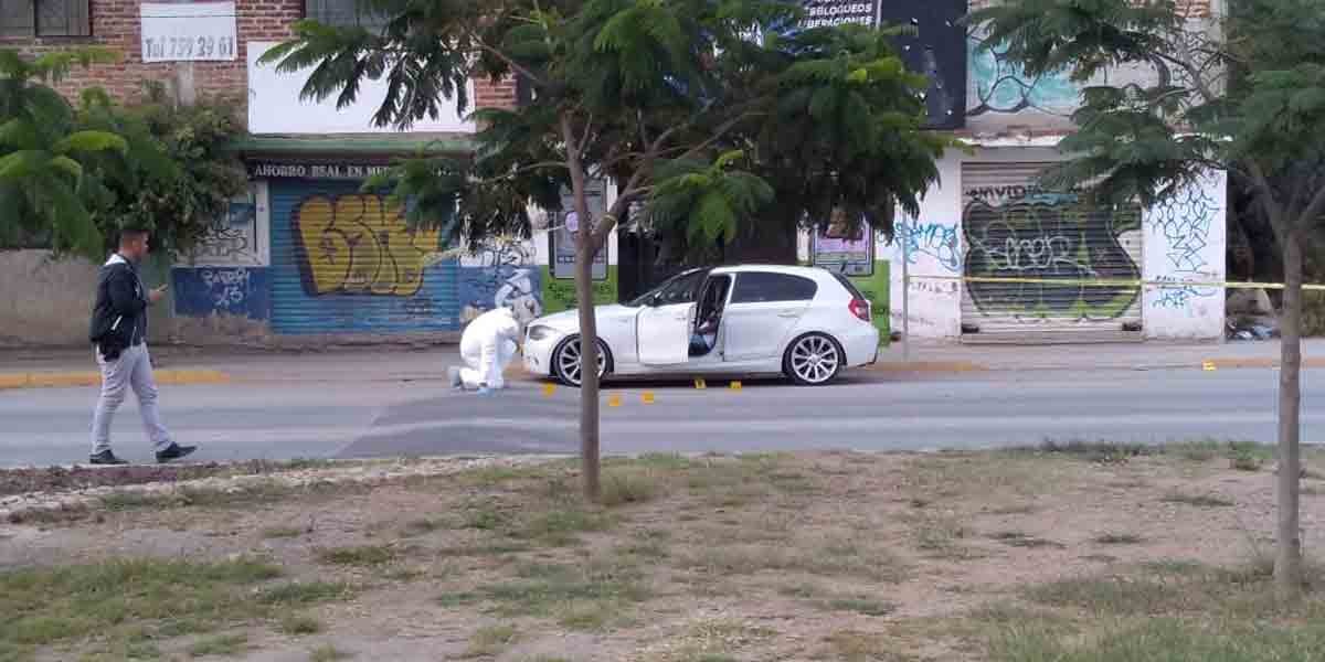 Muere en un BMW: le dispararon en Arboledas del Refugio