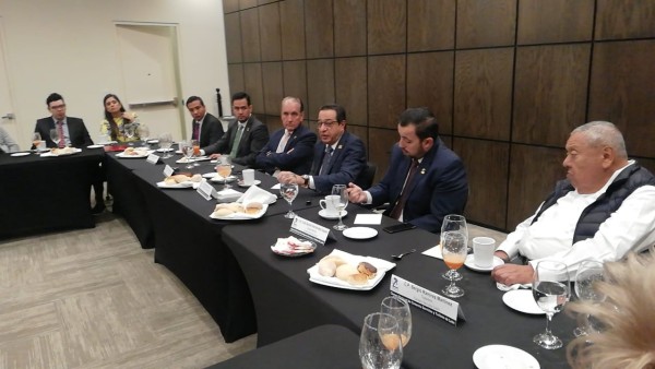 Defiende Salim ante empresarios incremento de impuesto
