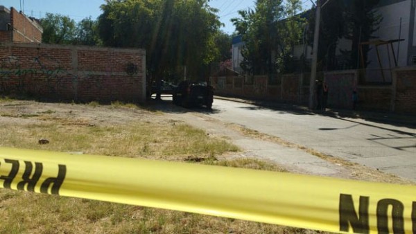 Encuentran cuerpo envuelto en lona en Lomas del Mirador