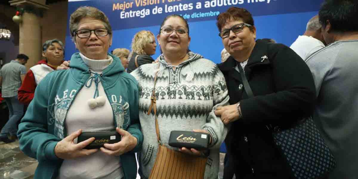 Entregan lentes a adultos mayores