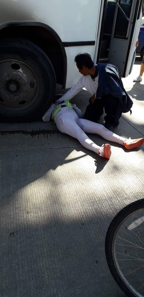 Mujer motociclista muere arrollada por camión