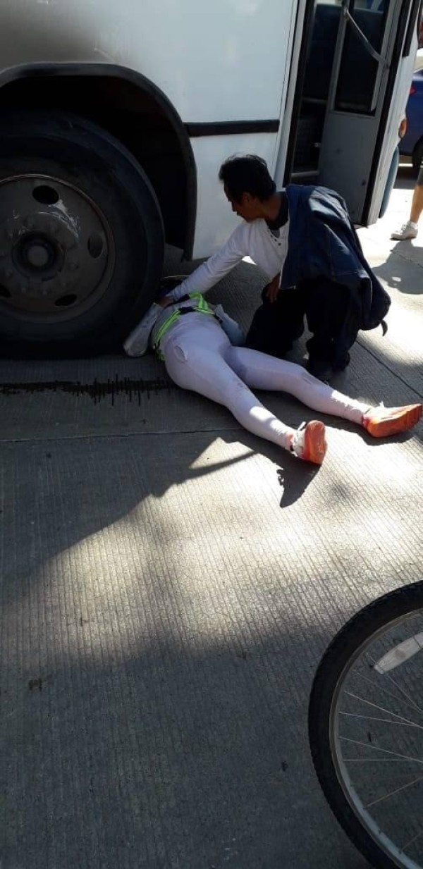 Mujer motociclista muere arrollada por camión