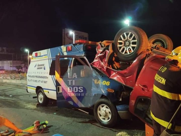 Aparatoso accidente entre ambulancia y camioneta deja un herido