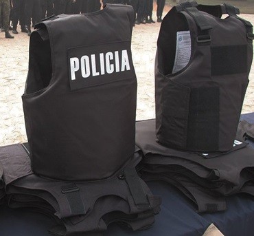 Cumplen entrega de chalecos antibalas para Policías