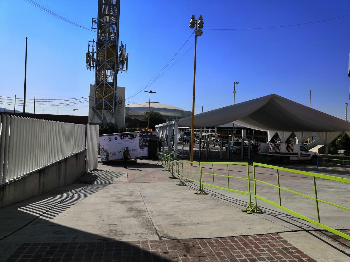 Policía se balea por error en la Feria