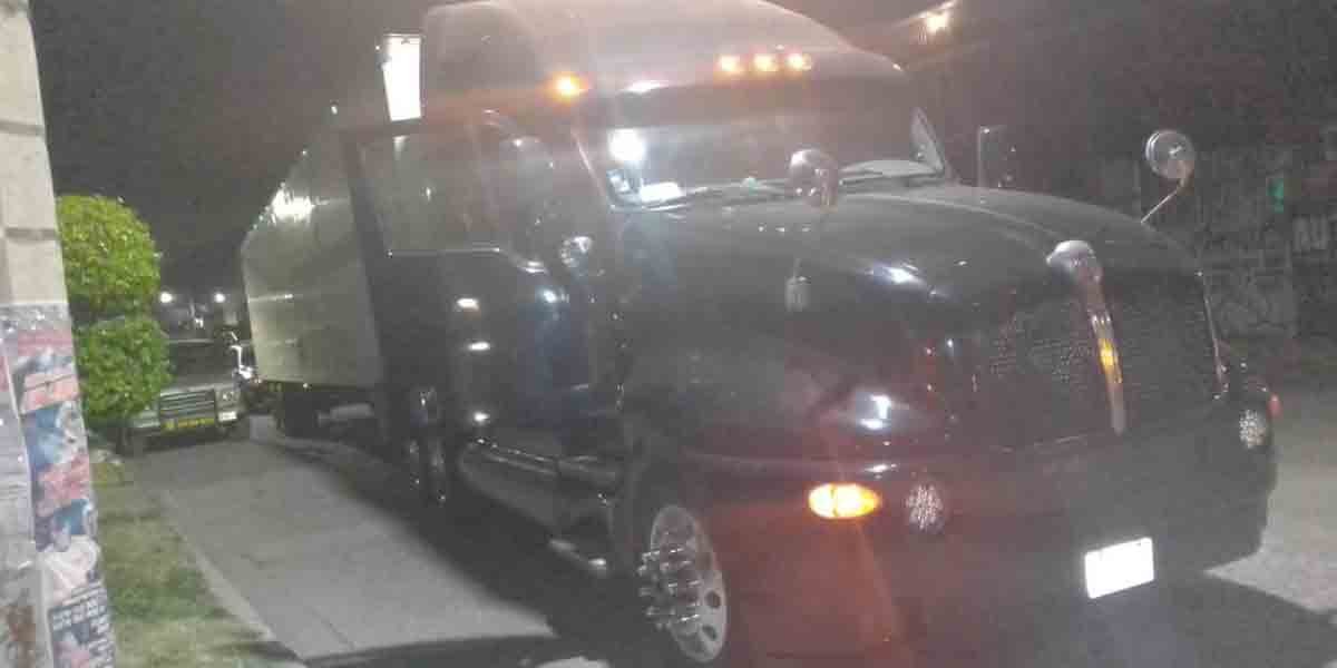 Rescatan a pareja privada de su libertad y aseguran tráiler en Torres Landa
