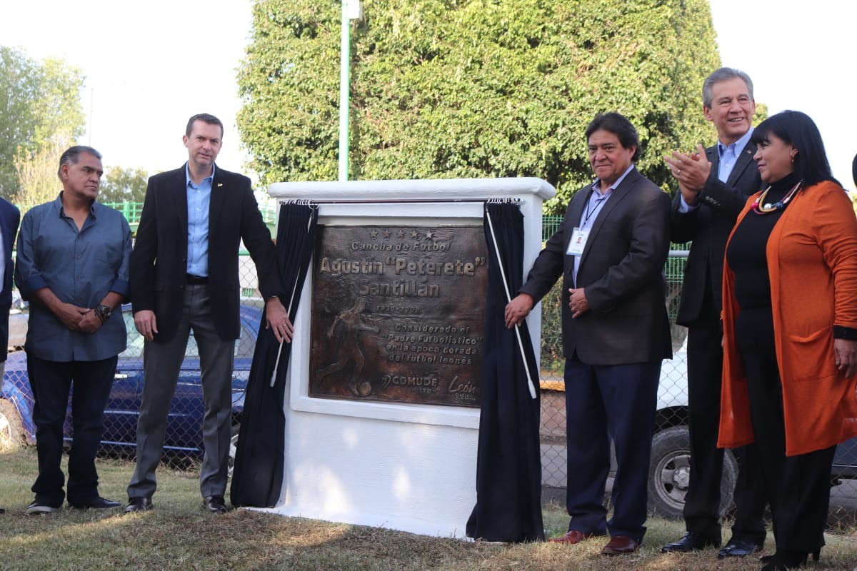 Develan placa del 'Peterere' Santillán
