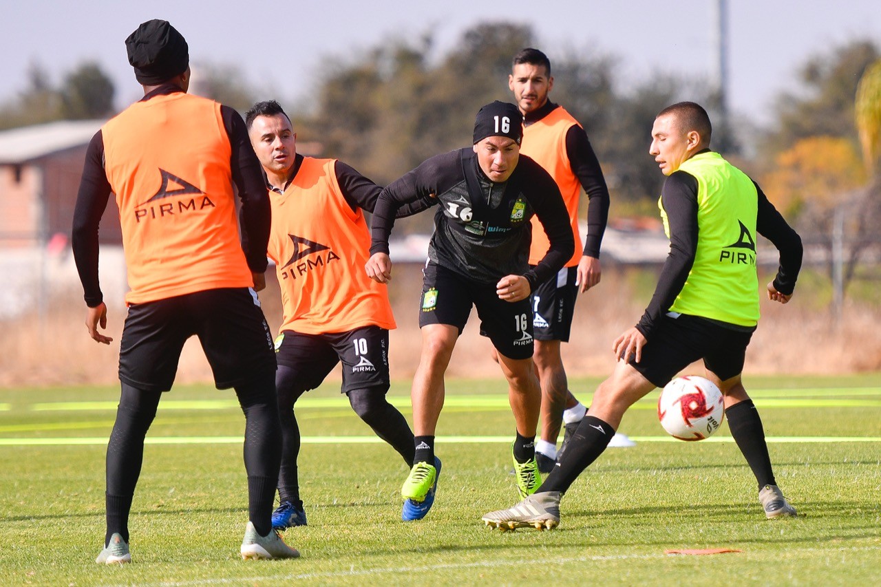 León espera llegada de otro volante