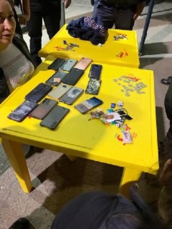 Caen cinco personas por presunto robo de 36 celulares en concierto de Panteón Rococó