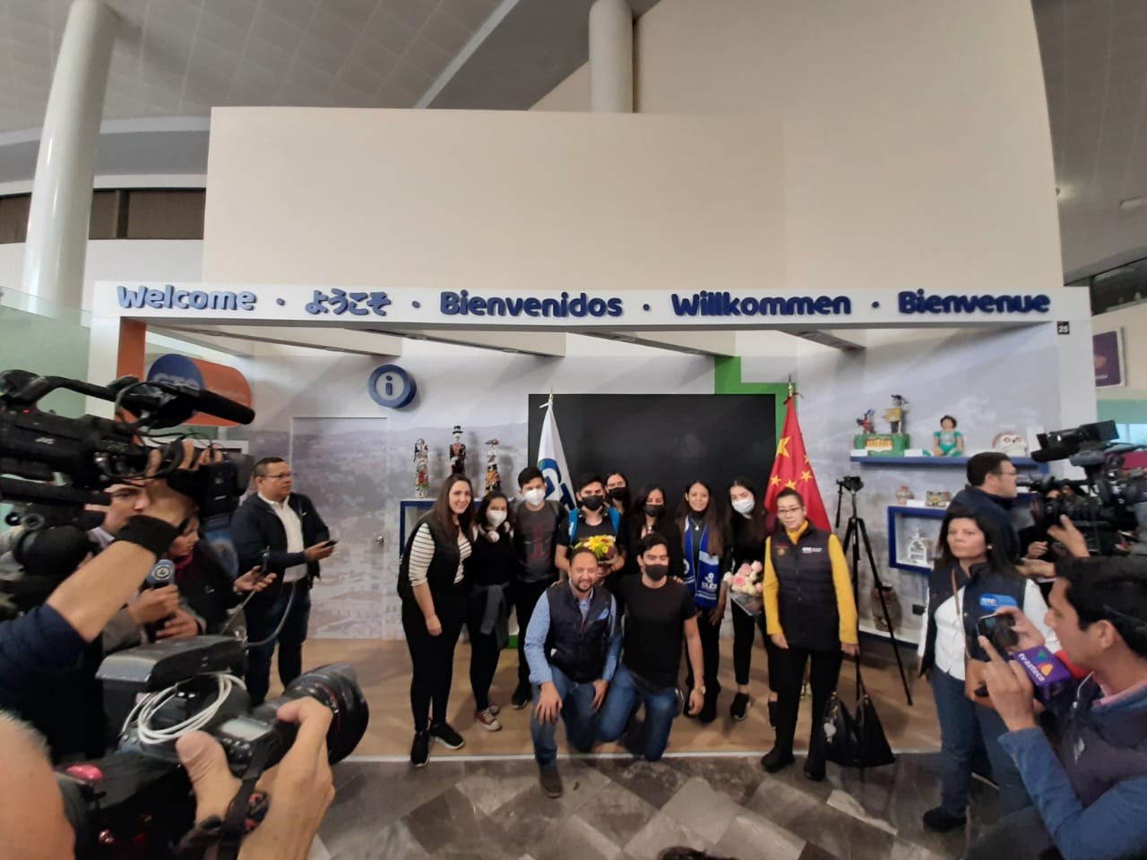 Llegan los primeros 18 estudiantes guanajuatenses de China