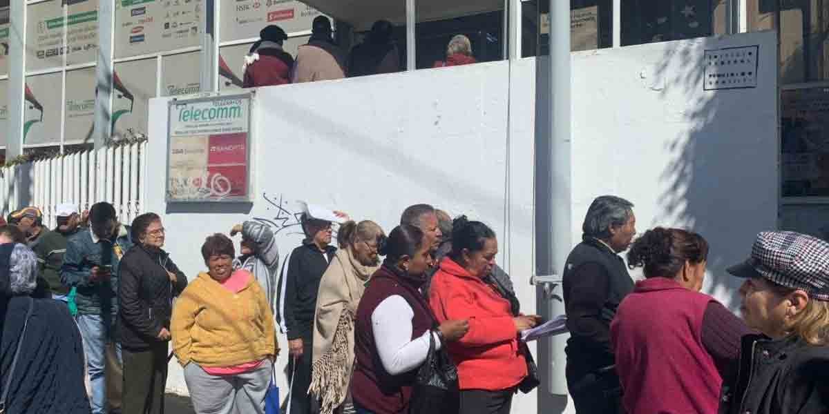 Por falta de tarjeta, cientos de adultos mayores hacen filas en Telecomm