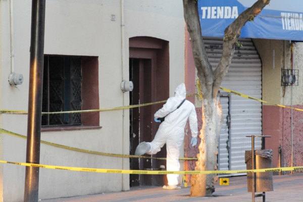 Asesinan a hombre en bar de la Madero; detienen a uno