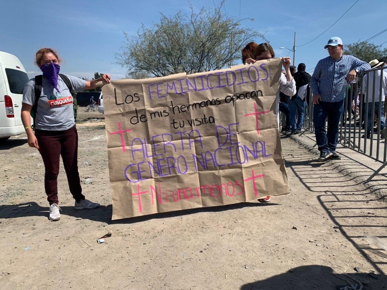 Se manifiestan mujeres en visita de López Obrador
