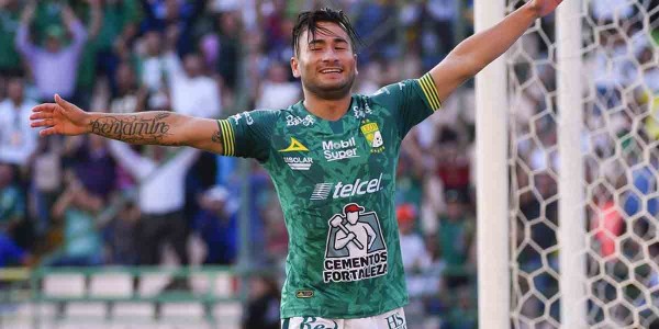Con doblete de Meneses, León vence a un errático Necaxa