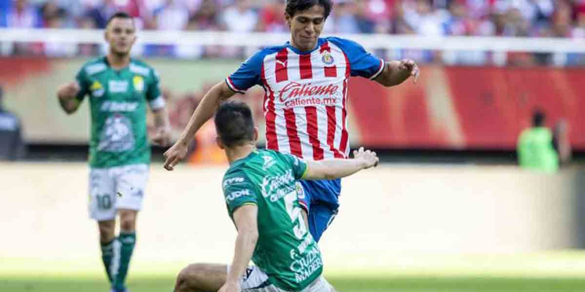 Macías y Chivas propinan nueva derrota al León