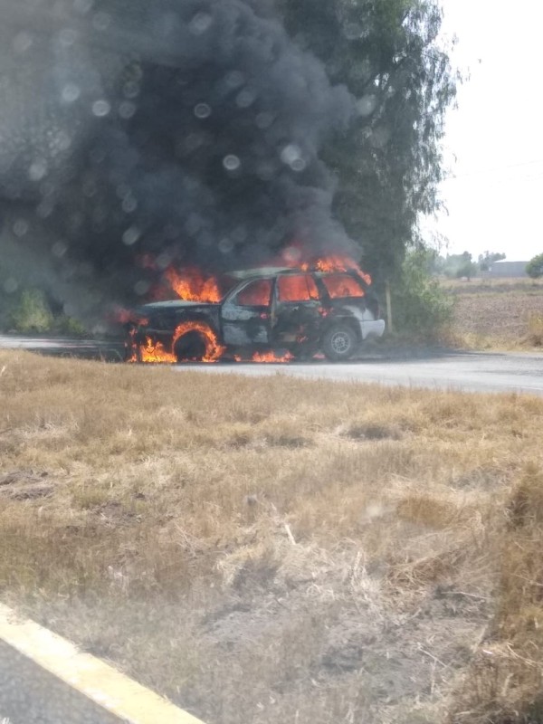 Bloquean carreteras e incendian auto