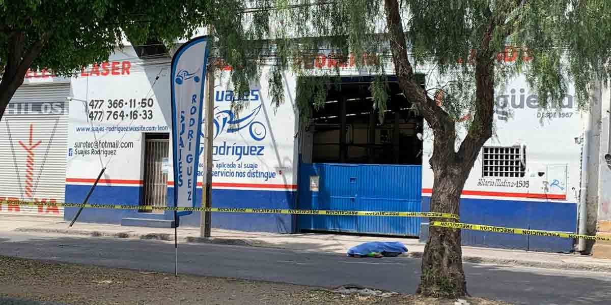 Tropieza y lo aplasta un camión