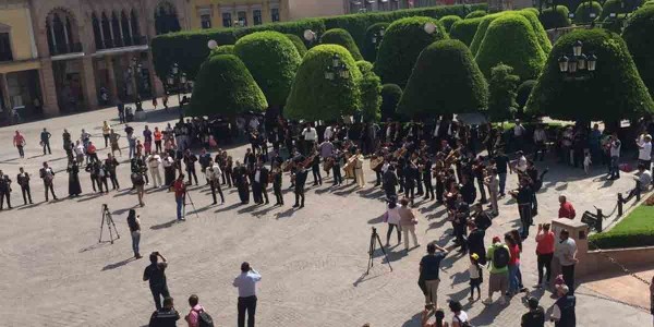 Se manifiestan mariachis en la Zona Centro