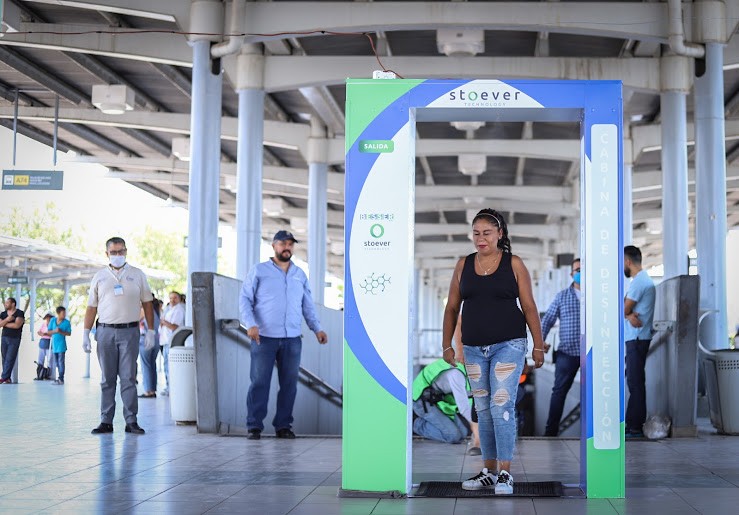 Aceptan usuarios de transporte arcos sanitizantes