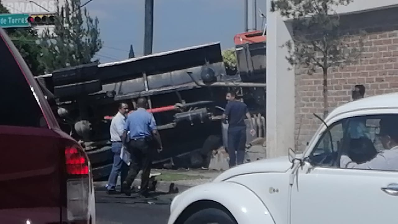 Vuelca pipa de agua en Insurgentes