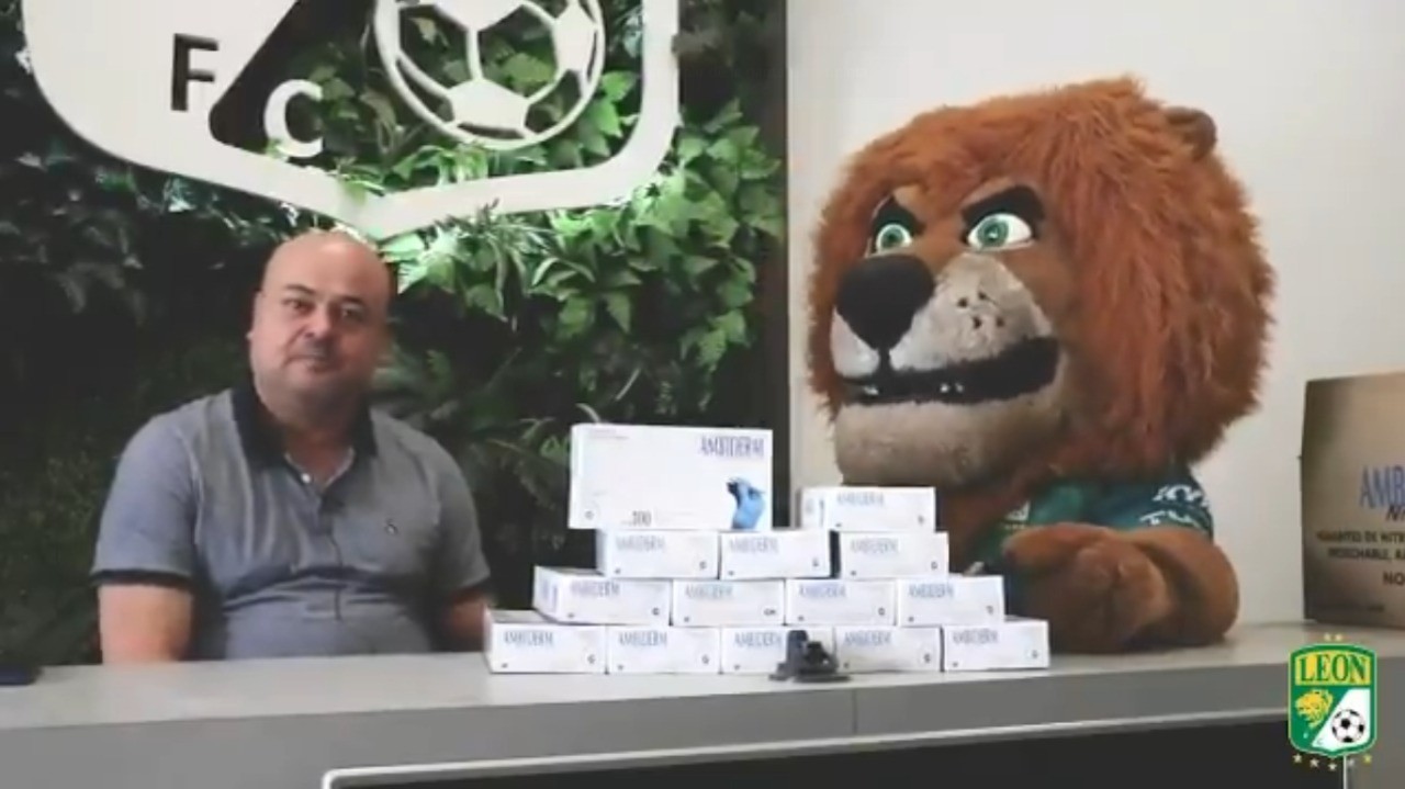 Club León entregó 5 mil guantes a Secretaría de Salud