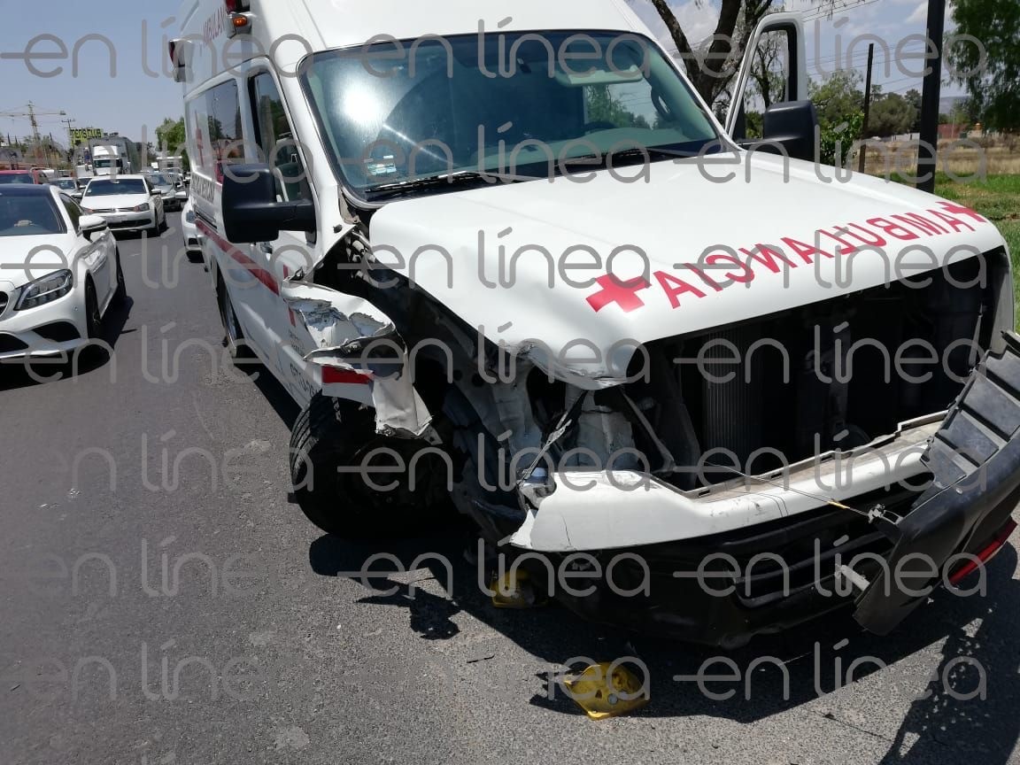 Choca ambulancia contra auto