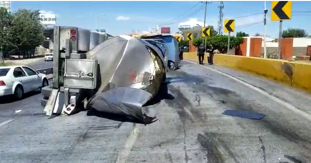 Vuelca pipa de leche en la curva del Potrero