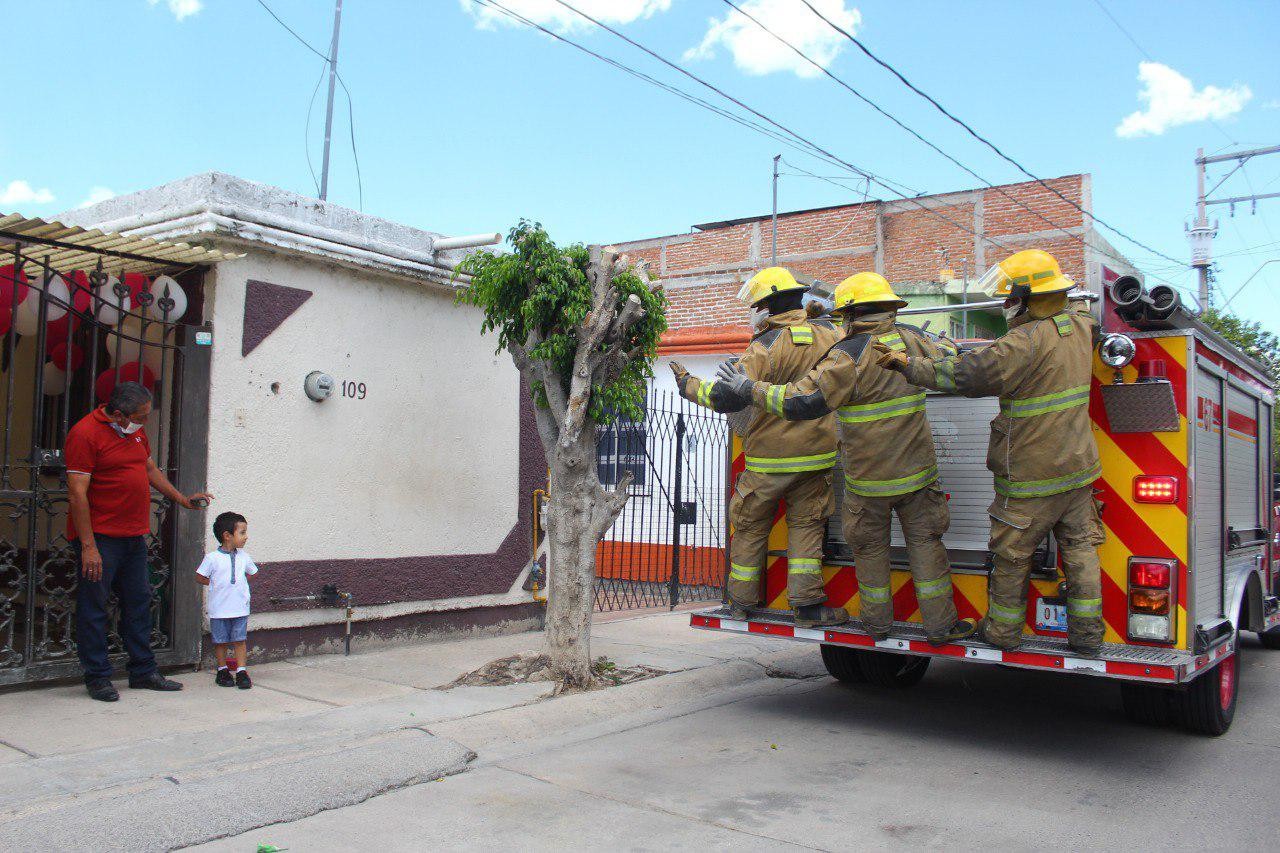 Con medidas sanitarias, dan bomberos una sorpresa a Giram en su cumpleaños número 3