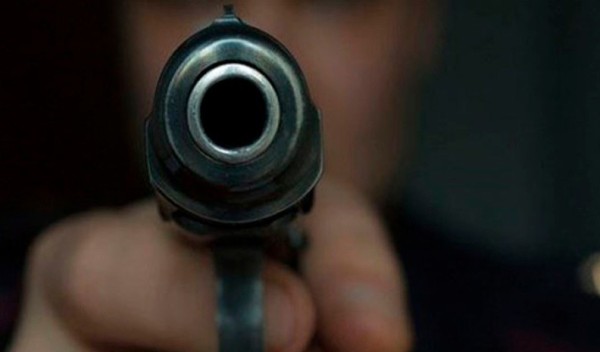 Lesionan a hombre a balazos afuera de negocio de calzado