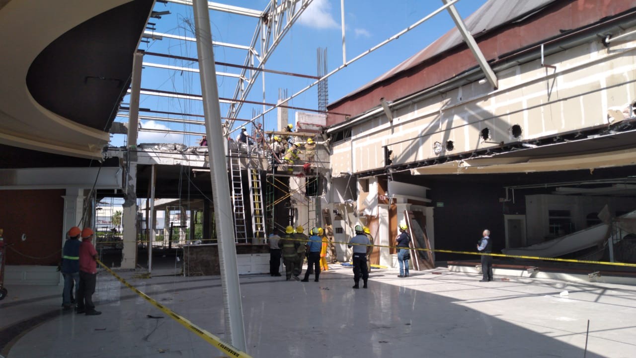 Cae construcción en Centro Max; hay 6 heridos