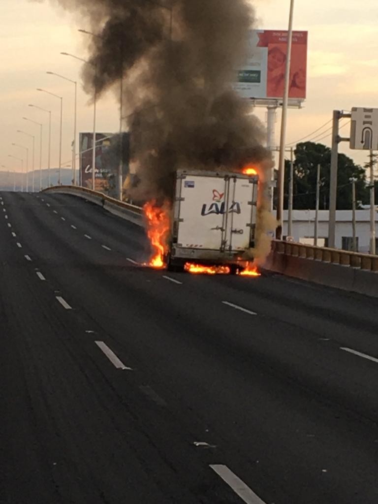 Arde vehículo repartidor de leche
