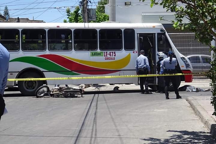Muere motociclista arrollado por camión urbano