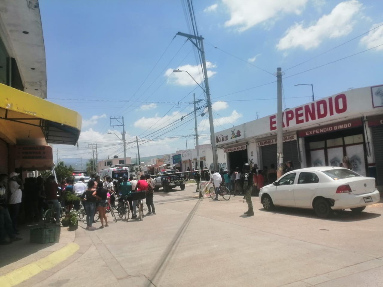 Rafaguean a hombre en su carro y sobrevive