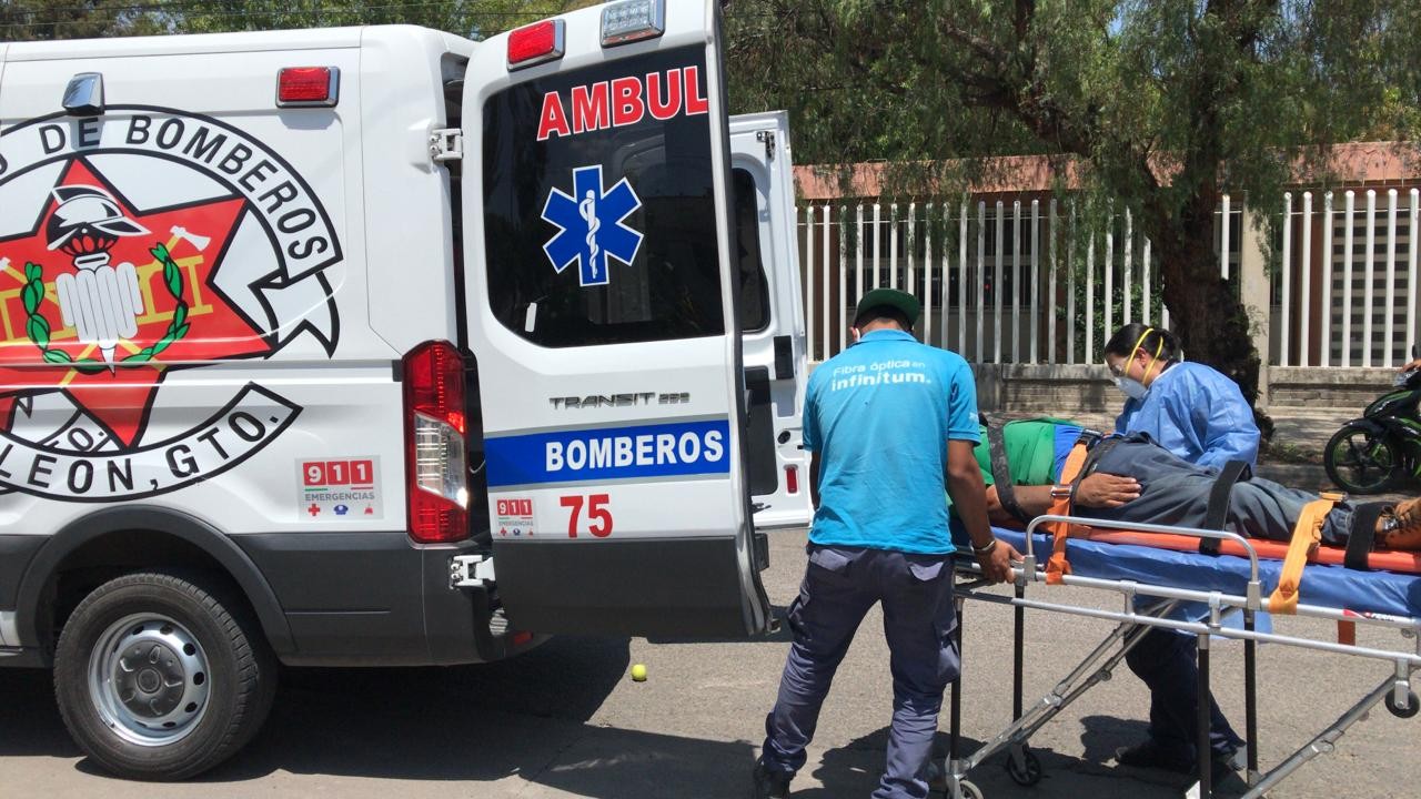 Atropella motociclista a voceador
