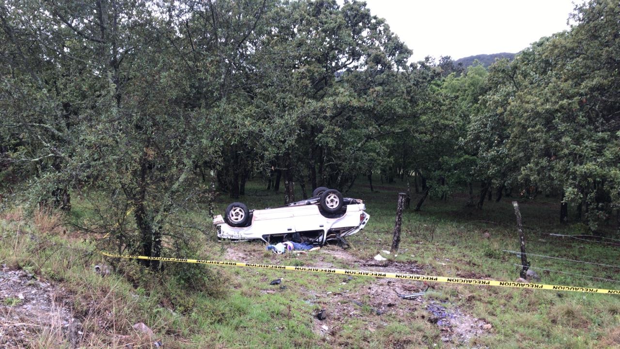 Deja volcadura en Vergel de la Sierra un hombre muerto