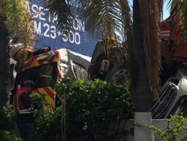 Tráiler sin frenos choca contra cuatro autos en caseta León-Aguascalientes