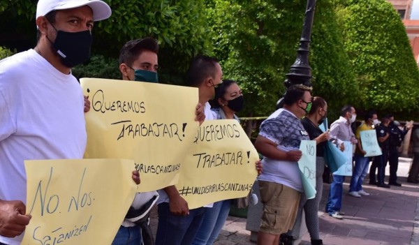 Se manifiestan cantineros afuera de Presidencia municipal para que los dejen trabajar