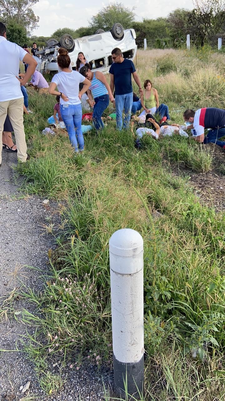 Vuelca camioneta la León-Lagos, hay seis menores lesionadas