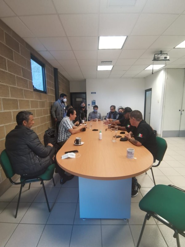 Bloquean representantes de anexos el paso en oficinas de El Tlacuache