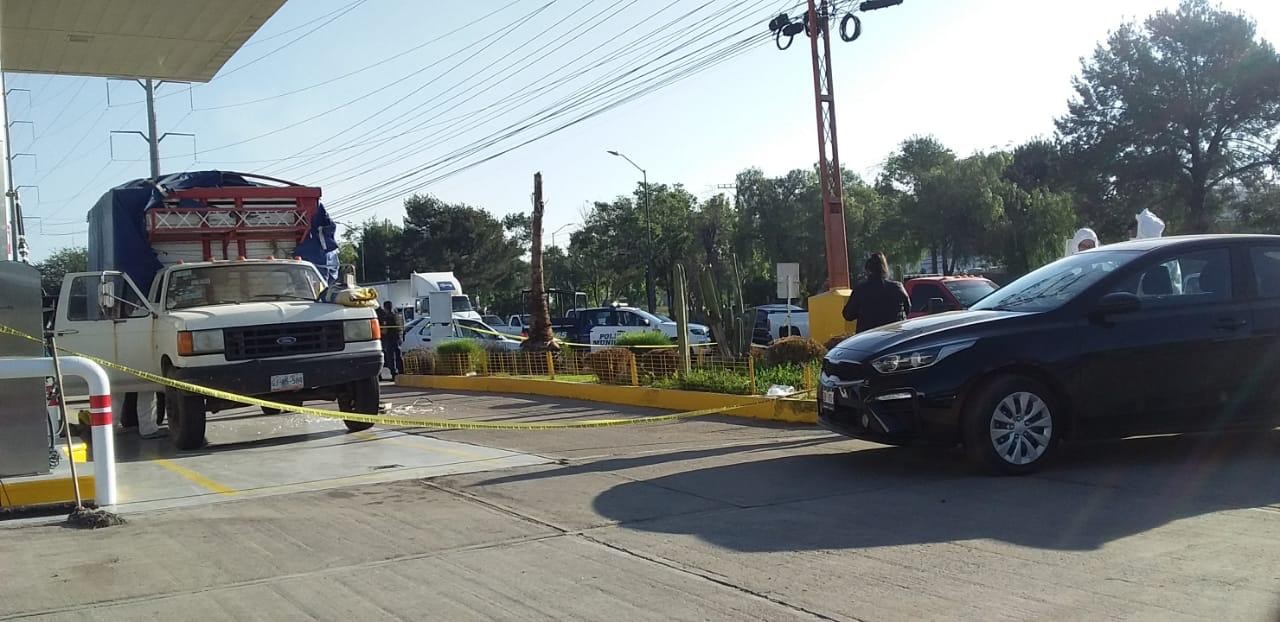 Balean a hombre mientras cargaba gasolina